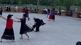 大爷大妈跳广场舞，刁钻的舞姿看呆过往路人