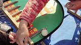 女生试玩两次得100，交钱后发现没刚才那么简单
