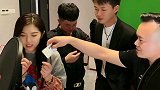 许华升和他的女朋友一起拍视频？