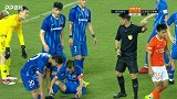刘云在汪嵩防守下倒地 裁判同样拒绝判罚点球