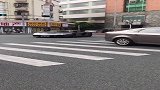 豪车炸街，吓得这对情侣赶紧避让，路人纷纷拍照！