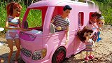 芭比和肯开着房车，带上小七和他的好朋友美人鱼来到户外游玩露营