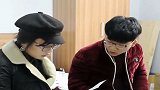 过年回家，婆婆给大嫂2万红包，给姑娘两百，打开后姑娘感动了