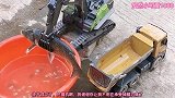 爆笑：挖掘机这是你夹我的第二十次了，我的鱼鳞都快卡秃噜皮了！