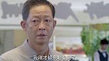 女友恼羞成怒，将男友一把推开，怎料被男友小姨看见骂她没家教