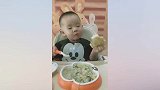 开饭了，小宝宝一手拿饼一手喝粥好开心！