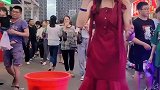 小姐姐户外唱一首情歌，这时保安大叔来了