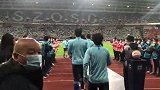 直击-吴曦特谢拉领衔苏宁易购将士出场热身 瞬间“引爆”球场