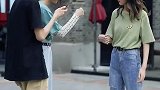 果然男人妖娆起来，连女生都不服不行，小姐姐一脸懵逼地看着男友