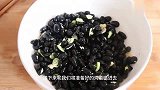 天凉了要多吃黑豆，加3个鸡蛋，简单一做，暄软有营养，越吃越香