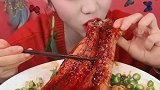 美女直播吃鳗鱼，看的我都流口了，太馋人了