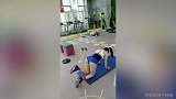 健身房美少女瑜伽垫后踢！汗水练就绝美迷人身材