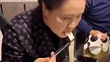 女子吃长寿面，面条逃跑速度惊人