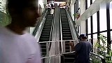 国外街头恶搞：坏老头横着梯子乘手扶电梯，路人反应太搞笑了