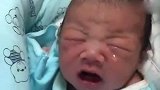 小婴儿这是怎么了，流这么大一颗眼泪，真让人心疼