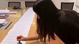 美女这手速，一顿操作猛如虎，一问工资两千五！