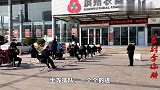 银行上班第一天，为何门口外面排起了长队？这么大场面，头一次见