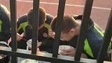 妈妈栅栏外为高三儿子全宿舍送饭！孩子们开心大喊：咱妈来了