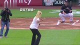女子为MLB开球砸蒙摄影师 被当众评为史上最差开球