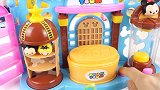 迷你特工队玩玩具：小鸡和海底小纵队的巴克队长一起玩蹦蹦床游戏