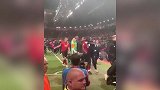 曼联球迷有多愤怒！欧冠赛后站场边指着球员破口大骂