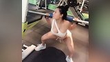 健身女达人负重深蹲毫无压力 这身材一般人接受不了
