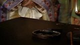 康熙为美女写状子，美女问其身份，宜妃忙解围