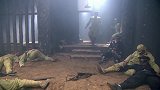 武工队：小伙一人躲墙后，和队友在鬼子面前演戏，竟然蒙混过关逃走了