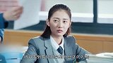 陈钰琪拿到粉丝礼物，研究起来，看清是啥，立马递回去