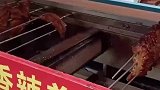 户外流动烧烤摊毫无遮蔽的放在户外，烤架上还有未卖完的食物