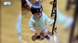 王祖蓝晒女儿做家务，才1岁就被爸爸不停支配：这里好脏擦一下