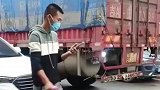 大货车在窄路倒车，搞笑语音令路人大笑，嘻哈类节目没你我不看