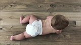 肉嘟嘟的小宝宝用匍匐前进的姿势往前爬，太逗了！