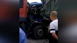 葫芦岛一辆中巴与大货车相撞 致3人当场死亡