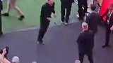 赢下皇马后西蒙尼疯狂庆祝蹦蹦跳跳离开球场