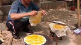 大衣哥蹲在地上烙饼，这么朴实的农民大哥，看着让人泪目！