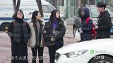 女生街头遭纠缠辱骂，只因拒绝街拍，连路人们都看不下去了！