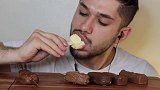 小哥哥吃了巧克力冰淇淋麻薯串又吃巧克力脆皮冰淇淋，感觉超级棒