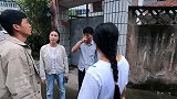 一栋楼住两家人纷争不断，哥哥想拆掉半边重新盖，弟弟百般阻拦