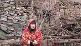 小伙每月给婆婆两万做月嫂，提前回家，看到婆婆做法后发火