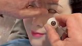 给蜡像安眼睛，简直太逼真了感觉下一秒都能活过来