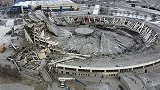惊险！俄罗斯圣彼得堡体育场拆除时坍塌 1工人恐未能逃生