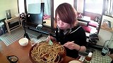 小哥吃满满一碗拉面，加一大块炖肉，食量惊人