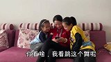 农村生活真有趣，倔媳妇全家拍视频，硕硕一上场成为亮点，真搞笑