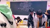 学生考试结束后换座位，有人欢喜有人愁，满满的青春记忆