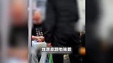 61岁男子辱骂邻座，女乘客挺身而出制止引网友怒赞