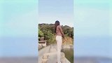 贴身弹裤，让修长的身材勾勒出来