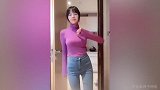小姐姐在家热舞！紧身毛衣勾勒出性感曲线 你心动了吗？