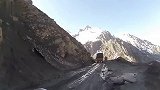 在这么危险的山路上行驶,老司机的技术真棒
