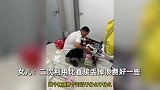 父亲接放假女儿被硬控，当场开启寻宝模式走不动：太不会过日子了